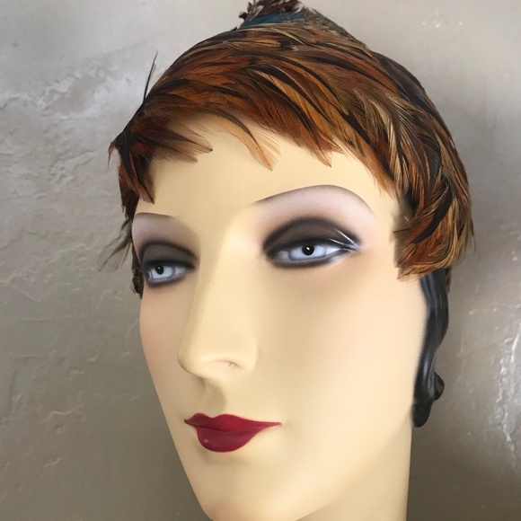 FASHIONABLE 1950s\' MULTICOLORED FEATHER CAP WITH POINTY CROWN main image 4